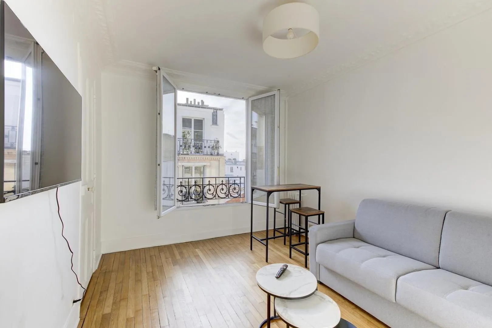 568 Dulong - Superbe Parisien