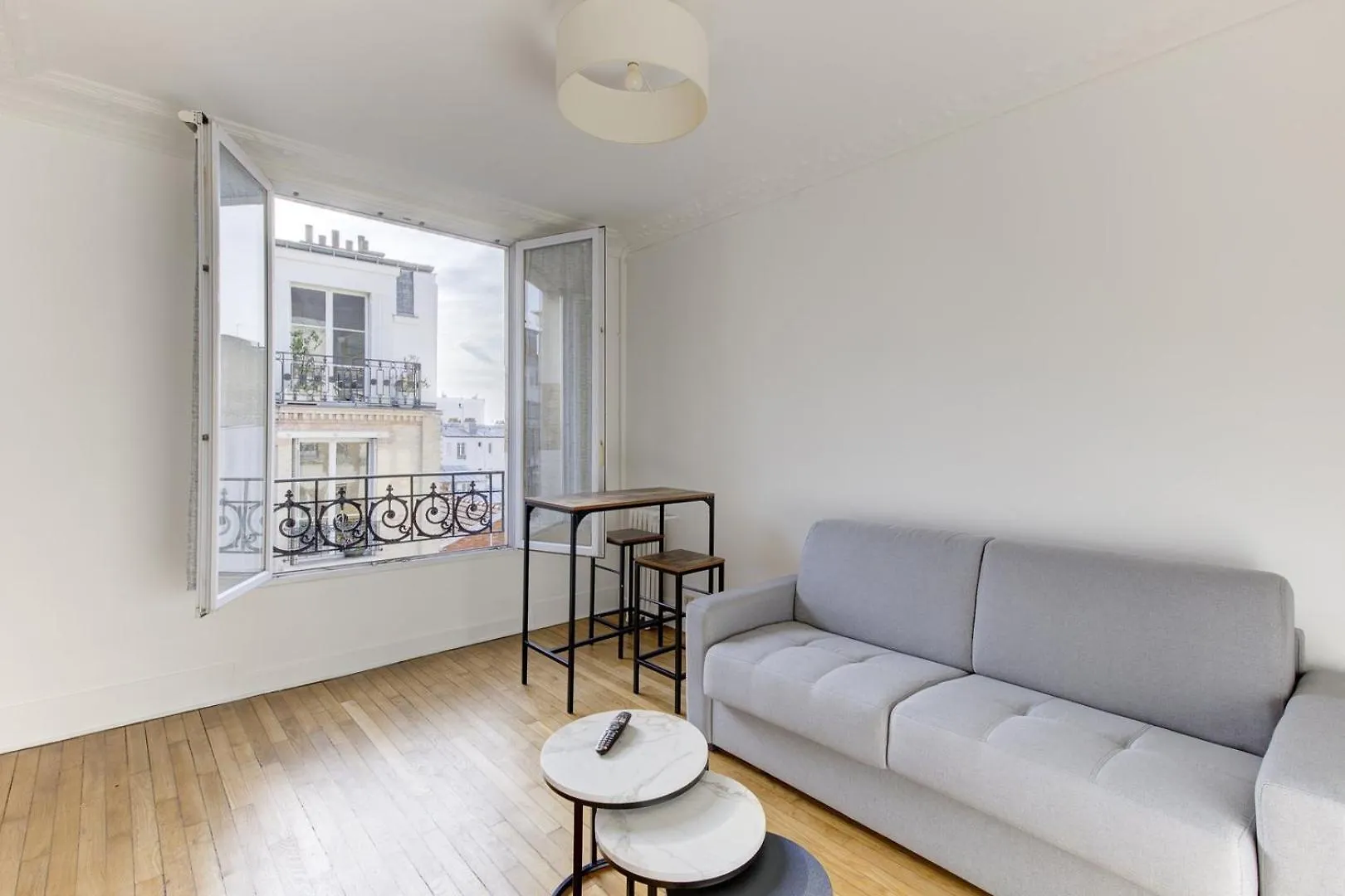 Apartment 568 Dulong - Superbe Parisien